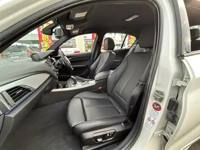 ＢＭＷ Ｍ１３５ｉ 宮城県 2012(平24)年 10.1万km アルピンホワイトⅢ ・純正ナビ/(Bluetooth/CD/DVD/USB/AUX)/・アイドリングストップ/・革ステアリング/・ステアリングスイッチ/・MTモード/・革シート/・前席シートヒーター/・前席パワーシート/・D席メモリーシート/・ETC/・ISOFIX/・HIDライト/・リアフォグランプ/・オートハイビーム/・リアプライバシーガラス/・横滑り防止装置/・W+サイドエアバッグ/ABS/・純正18インチアルミホイール/・フロアマット/・スマートキー/・プッシュスタート/・スペアキー×1/・保証書/・取扱説明書
