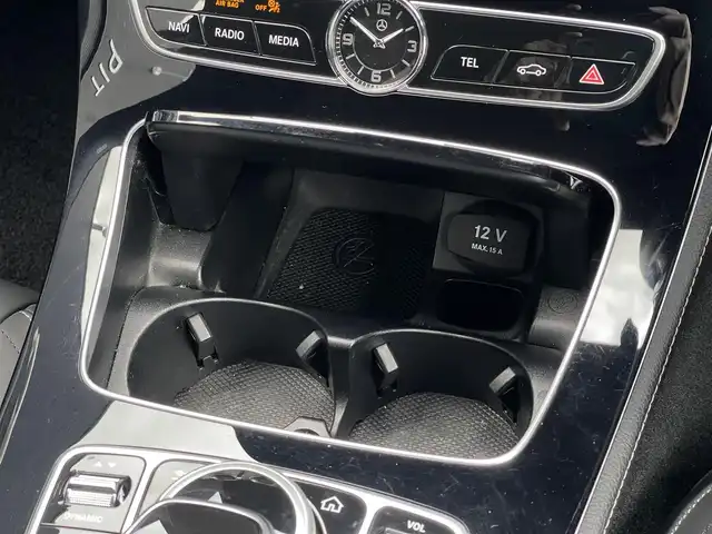 メルセデス・ベンツ Ｍ・ベンツ Ｅ２２０ｄ アバンギャルド AMGライン 山梨県 2019(令1)年 2.9万km オブシディアンブラック 後期　/レザーＥＸＣ　/ＳＲ　/黒革　/パヒュームＡ　/ＨＵＤ　/純正ＨＤＤナビ　/全周囲カメラ　/マルチアンビエントＬ　/フルセグ　/カープレイ　/ＡＣＣ　/ＬＫＡ　/ＢＳＡ　/パイロットＡ　/全席シートＨ　/Ｐトランク　/Ｐシート