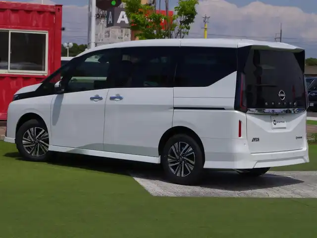 日産 セレナ e－パワー ハイウェイスター V 千葉県 2025(令7)年 0.1万km未満 プリズムホワイト e-POWER　ハイウエイスターV　ヘッドランプ オートレベライザー+アダプティブLEDヘッドライトシステム+インテリジェント アラウンドビューモニター（移動物 検知機能付）+インテリジェント ルームミラー+アドバンスドドライブアシストディスプレイ（12.3インチカラーディスプレイ）+統合型インターフェースディスプレイ+ワイヤレス充電器+6スピーカー+NissanConnectナビゲーションシステム（地デジ内蔵）+車載通信ユニット（TCU［Telematics Control Unit］）+ETC2.0ユニット（ビルトインタイプ）+ドライブレコーダー（前後セット）+プロパイロット（ナビリンク機能付）+プロパイロット緊急停止支援システム（SOSコール機能付）+SOSコール（488/400円）後席専用モニターHDMI NissanConnectナビ付車用(125/400円)/エマージェンシーブレーキ/プロパイロット/ハンズフリー両側パワースライドドア/純正コネクトナビ/地デジTV/【Bluetooth接続】/アラウンドビューモニター/インテリジェントルームミラー/ワイヤレス充電/ETC（2.0）/LEDヘッドライト/フォグライト/ウインカーミラー/純正16インチアルミホイル/インテリジェントキー