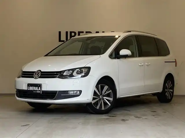 フォルクスワーゲン シャラン TDI ハイライン 熊本県 2020(令2)年 4.2万km ピュアホワイト ・スマートキー/・プッシュスタート/・フロントアシスト/・レーンキープアシスト/・リアトラフィックモニター/・ブラインドスポットモニター/・AFS/・ドライバーアラート/・両側パワースライドドア/・ハーフレザーシート/・前席シートヒーター /・純正メモリナビ/　【DVD・Bluetooth・USB・SD・MSV】/・フルセグTV/・バックカメラ/・ETC/・ドライブレコーダー(前後録画)/・パワーバックドア/・LEDヘッドランプ/・フォグランプ/・純正マット