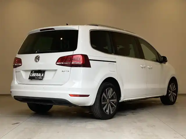 フォルクスワーゲン シャラン TDI ハイライン 熊本県 2020(令2)年 4.2万km ピュアホワイト ・スマートキー/・プッシュスタート/・フロントアシスト/・レーンキープアシスト/・リアトラフィックモニター/・ブラインドスポットモニター/・AFS/・ドライバーアラート/・両側パワースライドドア/・ハーフレザーシート/・前席シートヒーター /・純正メモリナビ/　【DVD・Bluetooth・USB・SD・MSV】/・フルセグTV/・バックカメラ/・ETC/・ドライブレコーダー(前後録画)/・パワーバックドア/・LEDヘッドランプ/・フォグランプ/・純正マット