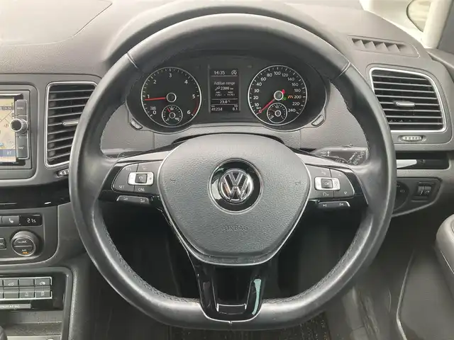 フォルクスワーゲン シャラン TDI ハイライン 熊本県 2020(令2)年 4.2万km ピュアホワイト ・スマートキー/・プッシュスタート/・フロントアシスト/・レーンキープアシスト/・リアトラフィックモニター/・ブラインドスポットモニター/・AFS/・ドライバーアラート/・両側パワースライドドア/・ハーフレザーシート/・前席シートヒーター /・純正メモリナビ/　【DVD・Bluetooth・USB・SD・MSV】/・フルセグTV/・バックカメラ/・ETC/・ドライブレコーダー(前後録画)/・パワーバックドア/・LEDヘッドランプ/・フォグランプ/・純正マット
