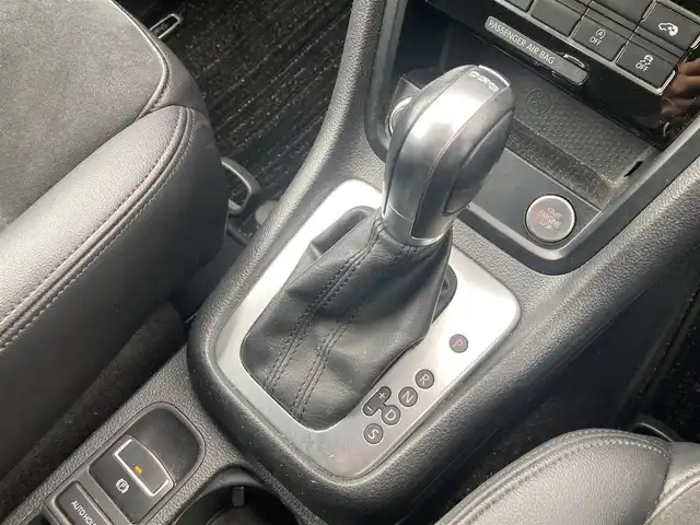 フォルクスワーゲン シャラン TDI ハイライン 熊本県 2020(令2)年 4.2万km ピュアホワイト ・スマートキー/・プッシュスタート/・フロントアシスト/・レーンキープアシスト/・リアトラフィックモニター/・ブラインドスポットモニター/・AFS/・ドライバーアラート/・両側パワースライドドア/・ハーフレザーシート/・前席シートヒーター /・純正メモリナビ/　【DVD・Bluetooth・USB・SD・MSV】/・フルセグTV/・バックカメラ/・ETC/・ドライブレコーダー(前後録画)/・パワーバックドア/・LEDヘッドランプ/・フォグランプ/・純正マット