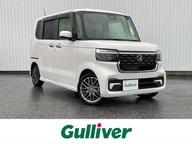 ホンダ Ｎ ＢＯＸ カスタム ターボ 滋賀県 2023(令5)年 0.8万km プラチナホワイトパール 純正9インチナビ/（BT/フルセグ/USB)/ホンダセンシング/・衝突軽減ブレーキ/・追従クルーズコントロール/・トラフィックジャムアシスト/・ブラインドスポットインフォメーション/・パーキングセンサーシステム/・路外逸脱抑制機能/・先行車発進告知/・標識認識機能/・前後誤発進抑制/・歩行者事故低減ステアリング/・オートハイビーム/LEDオートライト/両側電動スライドドア/ハーフレザーシート/シートヒーター/前後ドラレコ/電動パーキング/ブレーキホールド/ヒルスタートアシスト/パドルシフト/オートリトラミラー/ETC