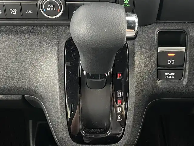 ホンダ Ｎ ＢＯＸ カスタム ターボ 滋賀県 2023(令5)年 0.8万km プラチナホワイトパール 純正9インチナビ/（BT/フルセグ/USB)/ホンダセンシング/・衝突軽減ブレーキ/・追従クルーズコントロール/・トラフィックジャムアシスト/・ブラインドスポットインフォメーション/・パーキングセンサーシステム/・路外逸脱抑制機能/・先行車発進告知/・標識認識機能/・前後誤発進抑制/・歩行者事故低減ステアリング/・オートハイビーム/LEDオートライト/両側電動スライドドア/ハーフレザーシート/シートヒーター/前後ドラレコ/電動パーキング/ブレーキホールド/ヒルスタートアシスト/パドルシフト/オートリトラミラー/ETC