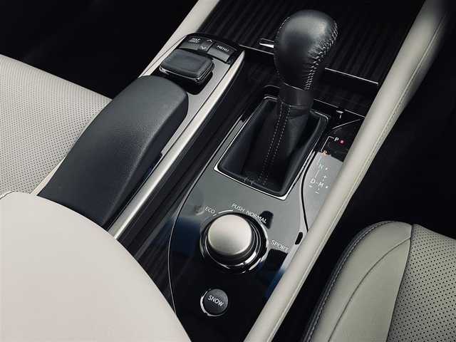 レクサス ＧＳ 350 Iパッケージ 道央・札幌 2015(平27)年 3.9万km ソニックチタニウム ・ワンオーナー/・４WD/・寒冷地仕様/・メーカーナビ/　CD/DVD/Blu-ray/SD/BT/フルセグ/・バックカメラ/・ステアリングスイッチ/・ビルトインETC/・前後ドライブレコーダー/・プリクラッシュセーフティ/・レーンキープアシスト/・レーダークルーズコントロール/・クリアランスソナー/・オートハイビーム/・BSM/・レザーシート/・前席パワーシート/・前席エア/シートヒーター/・電動リアトランク/・キセノンヘッドライト/・フォグライト/・ヘッドライトウォッシャー/・プッシュスタート/・スマートキー/・純正フロアマット/・ドアバイザー/・純正AW付スタッドレス積込/　225/50/R17