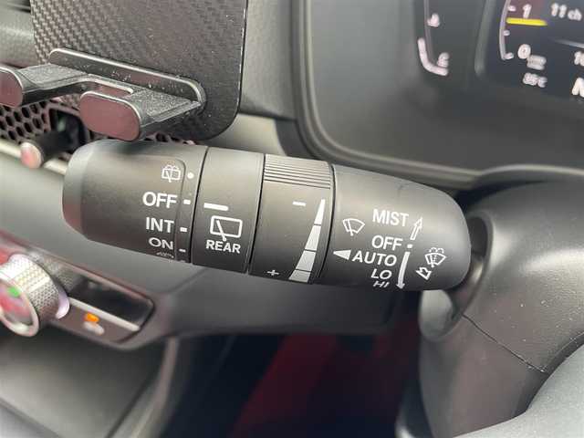 ホンダ シビック タイプR 青森県 2025(令7)年 0.3万km チャンピオンシップホワイト ●Honda　CONNECT　ディスプレイナビ地デジ/●バックカメラ/●Honda LogR/●Honda SENSING/●TYPE R専用ステアリングホイール（アルカンターラ(R)）/●TYPE R専用ステアリングエンブレム/●ステンレス製スポーツペダル/●アルミ製シフトノブ/●シリアルナンバー入りアルミ製エンブレム/●アルミ製センターコンソールパネル/●TYPE R専用フロントグリル/●TYPE R専用エアロダイナミクス・カラードバンパー（フロント/リア）/●グロスブラック・フロントスポイラー/●TYPE R専用リアスポイラー/●新車時保証書/●取扱説明書