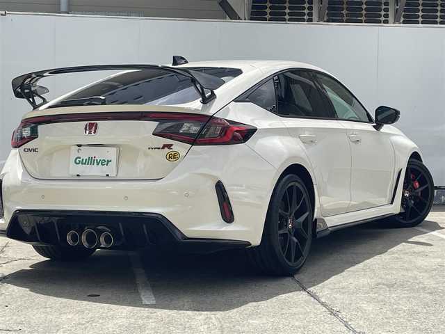 ホンダ シビック タイプR 青森県 2025(令7)年 0.3万km チャンピオンシップホワイト ●Honda　CONNECT　ディスプレイナビ地デジ/●バックカメラ/●Honda LogR/●Honda SENSING/●TYPE R専用ステアリングホイール（アルカンターラ(R)）/●TYPE R専用ステアリングエンブレム/●ステンレス製スポーツペダル/●アルミ製シフトノブ/●シリアルナンバー入りアルミ製エンブレム/●アルミ製センターコンソールパネル/●TYPE R専用フロントグリル/●TYPE R専用エアロダイナミクス・カラードバンパー（フロント/リア）/●グロスブラック・フロントスポイラー/●TYPE R専用リアスポイラー/●新車時保証書/●取扱説明書