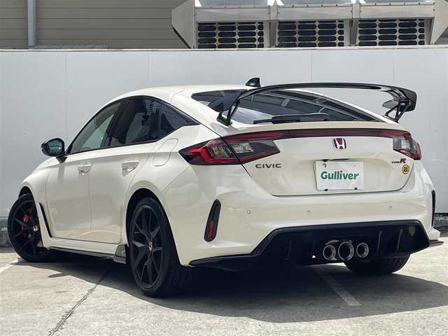 ホンダ シビック タイプR 青森県 2025(令7)年 0.3万km チャンピオンシップホワイト ●Honda　CONNECT　ディスプレイナビ地デジ/●バックカメラ/●Honda LogR/●Honda SENSING/●TYPE R専用ステアリングホイール（アルカンターラ(R)）/●TYPE R専用ステアリングエンブレム/●ステンレス製スポーツペダル/●アルミ製シフトノブ/●シリアルナンバー入りアルミ製エンブレム/●アルミ製センターコンソールパネル/●TYPE R専用フロントグリル/●TYPE R専用エアロダイナミクス・カラードバンパー（フロント/リア）/●グロスブラック・フロントスポイラー/●TYPE R専用リアスポイラー/●新車時保証書/●取扱説明書