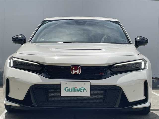 ホンダ シビック タイプR 青森県 2025(令7)年 0.3万km チャンピオンシップホワイト ●Honda　CONNECT　ディスプレイナビ地デジ/●バックカメラ/●Honda LogR/●Honda SENSING/●TYPE R専用ステアリングホイール（アルカンターラ(R)）/●TYPE R専用ステアリングエンブレム/●ステンレス製スポーツペダル/●アルミ製シフトノブ/●シリアルナンバー入りアルミ製エンブレム/●アルミ製センターコンソールパネル/●TYPE R専用フロントグリル/●TYPE R専用エアロダイナミクス・カラードバンパー（フロント/リア）/●グロスブラック・フロントスポイラー/●TYPE R専用リアスポイラー/●新車時保証書/●取扱説明書