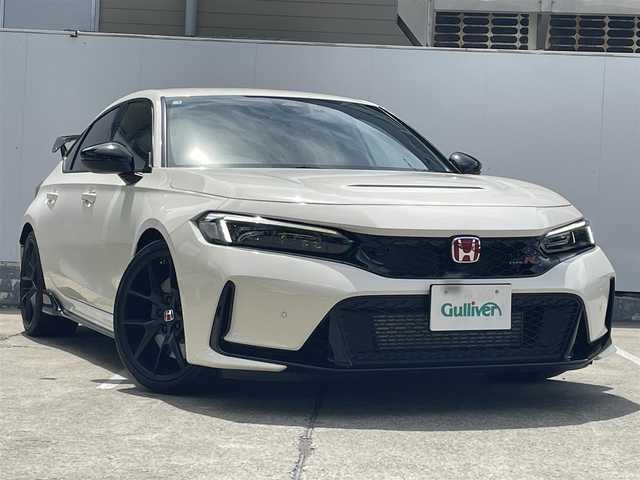 ホンダ シビック タイプR 青森県 2025(令7)年 0.3万km チャンピオンシップホワイト ●Honda　CONNECT　ディスプレイナビ地デジ/●バックカメラ/●Honda LogR/●Honda SENSING/●TYPE R専用ステアリングホイール（アルカンターラ(R)）/●TYPE R専用ステアリングエンブレム/●ステンレス製スポーツペダル/●アルミ製シフトノブ/●シリアルナンバー入りアルミ製エンブレム/●アルミ製センターコンソールパネル/●TYPE R専用フロントグリル/●TYPE R専用エアロダイナミクス・カラードバンパー（フロント/リア）/●グロスブラック・フロントスポイラー/●TYPE R専用リアスポイラー/●新車時保証書/●取扱説明書