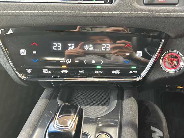 ホンダ ヴェゼル ハイブリッド RS ホンダセンシング 静岡県 2020(令2)年 2.3万km プレミアムクリスタルレッドM ホンダセンシング/・衝突軽減ブレーキ/・誤発進抑制機能/・車線維持支援システム/・標識認識機能/・コーナーセンサー/純正ナビ/・ラジオ/・CD/DVD/フルセグTV/Bluetooth/SD/USB/ipod/主要装備/・レーダークルーズコントロール　/・ドライブレコーダー　/・ＥＴＣ　/・バックカメラ　/・純正デジタルインナーミラー　/・ステアリングリモコン　/・パドルシフト　/・アイドリングストップ/・プッシュスタート/・ブレーキホールド/・LEDヘッドライト/・LEDフォグランプ