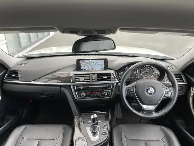 ＢＭＷ ３２０ｉ xDrive ツーリング ラグジュアリー 道央・札幌 2014(平26)年 10.6万km アルピンホワイトⅢ ４WD/純正メーカーナビ/CD/DVD/USB/AUX/BT/衝突警告/トランクションコントロールシステム/レーダークルーズコントロール/レーンキープアシスト/パーキングセンサー/バックカメラ/ミラー一体型ETC/アイドリングストップ/SPORTMODE/ECOMODE/パワーバックドア/前席パワーシート/D席メモリーシート/前席シートヒーター/レザーシート/ステアリングリモコン/プッシュスタート/スマートキー/LEDヘッドライト/オートライト/フォグランプ/電動格納ミラー/ウィンカーミラー/フロアマット/社外AW付冬タイヤ積込/205/60/R16/2018年/山5mm