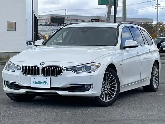 ＢＭＷ ３２０ｉ xDrive ツーリング ラグジュアリー 道央・札幌 2014(平26)年 10.6万km アルピンホワイトⅢ ４WD/純正メーカーナビ/CD/DVD/USB/AUX/BT/衝突警告/トランクションコントロールシステム/レーダークルーズコントロール/レーンキープアシスト/パーキングセンサー/バックカメラ/ミラー一体型ETC/アイドリングストップ/SPORTMODE/ECOMODE/パワーバックドア/前席パワーシート/D席メモリーシート/前席シートヒーター/レザーシート/ステアリングリモコン/プッシュスタート/スマートキー/LEDヘッドライト/オートライト/フォグランプ/電動格納ミラー/ウィンカーミラー/フロアマット/社外AW付冬タイヤ積込/205/60/R16/2018年/山5mm
