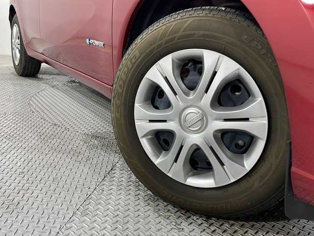 日産 ノート e－パワー X 広島県 2017(平29)年 2.8万km ガーネットレッド 純正ナビ/アラウンドビューモニター/デジタルインナーミラー/エマージェンシーブレーキ/車線逸脱抑制/前後コーナーセンサー/誤発進抑制機能/オートライト/LEDヘッドランプ/ETC/スマートキー