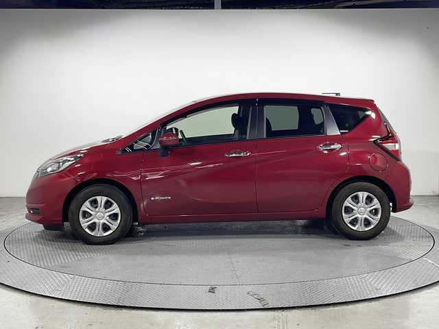 日産 ノート e－パワー X 広島県 2017(平29)年 2.8万km ガーネットレッド 純正ナビ/アラウンドビューモニター/デジタルインナーミラー/エマージェンシーブレーキ/車線逸脱抑制/前後コーナーセンサー/誤発進抑制機能/オートライト/LEDヘッドランプ/ETC/スマートキー