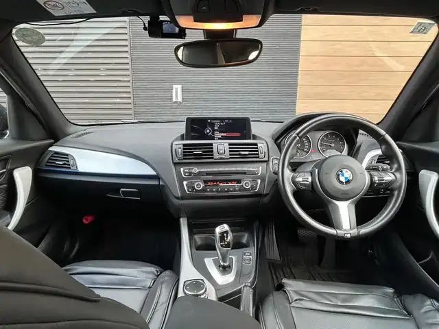 ＢＭＷ １１６ｉ Mスポーツ 宮崎県 2015(平27)年 6.4万km 黒 コネクテッドナビはBMWの３G通信サービス終了のため使用できません/・Bluetooth/・AUX/・CD/DVD/・AM/FM/HIDライト/・コーナーセンサー(後方のみ)/・オートライト/バックカメラ/プッシュスタート/スマートキー/ETC/取扱説明書/・保証書/アイドリングストップ