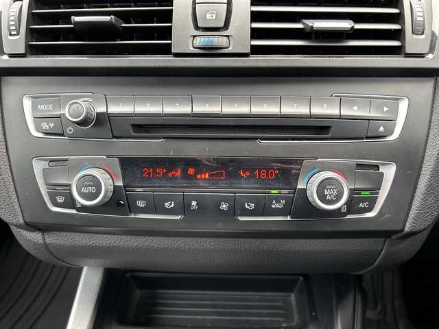 ＢＭＷ １１６ｉ Mスポーツ 宮崎県 2015(平27)年 6.4万km 黒 コネクテッドナビはBMWの３G通信サービス終了のため使用できません/・Bluetooth/・AUX/・CD/DVD/・AM/FM/HIDライト/・コーナーセンサー(後方のみ)/・オートライト/バックカメラ/プッシュスタート/スマートキー/ETC/取扱説明書/・保証書/アイドリングストップ