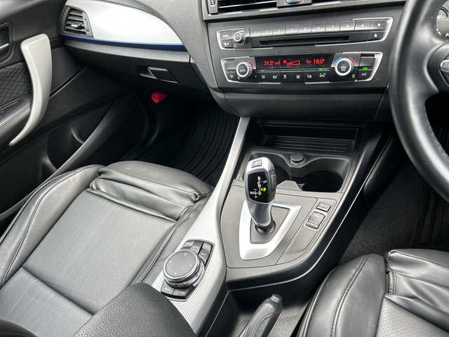 ＢＭＷ １１６ｉ Mスポーツ 宮崎県 2015(平27)年 6.4万km 黒 コネクテッドナビはBMWの３G通信サービス終了のため使用できません/・Bluetooth/・AUX/・CD/DVD/・AM/FM/HIDライト/・コーナーセンサー(後方のみ)/・オートライト/バックカメラ/プッシュスタート/スマートキー/ETC/取扱説明書/・保証書/アイドリングストップ