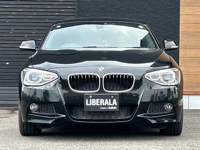 ＢＭＷ １１６ｉ Mスポーツ 宮崎県 2015(平27)年 6.4万km 黒 コネクテッドナビはBMWの３G通信サービス終了のため使用できません/・Bluetooth/・AUX/・CD/DVD/・AM/FM/HIDライト/・コーナーセンサー(後方のみ)/・オートライト/バックカメラ/プッシュスタート/スマートキー/ETC/取扱説明書/・保証書/アイドリングストップ