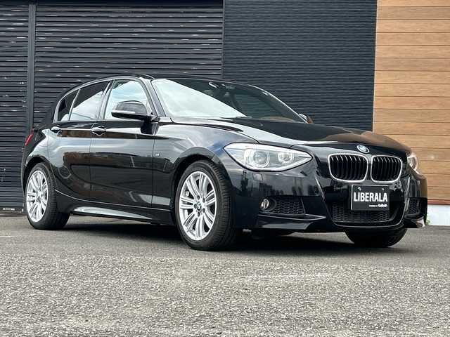 ＢＭＷ １１６ｉ Mスポーツ 宮崎県 2015(平27)年 6.4万km 黒 コネクテッドナビはBMWの３G通信サービス終了のため使用できません/・Bluetooth/・AUX/・CD/DVD/・AM/FM/HIDライト/・コーナーセンサー(後方のみ)/・オートライト/バックカメラ/プッシュスタート/スマートキー/ETC/取扱説明書/・保証書/アイドリングストップ