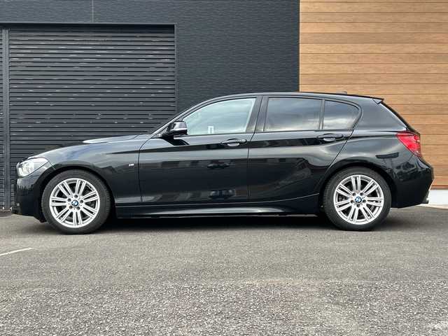 ＢＭＷ １１６ｉ Mスポーツ 宮崎県 2015(平27)年 6.4万km 黒 コネクテッドナビはBMWの３G通信サービス終了のため使用できません/・Bluetooth/・AUX/・CD/DVD/・AM/FM/HIDライト/・コーナーセンサー(後方のみ)/・オートライト/バックカメラ/プッシュスタート/スマートキー/ETC/取扱説明書/・保証書/アイドリングストップ