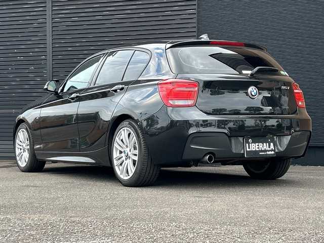 ＢＭＷ １１６ｉ Mスポーツ 宮崎県 2015(平27)年 6.4万km 黒 コネクテッドナビはBMWの３G通信サービス終了のため使用できません/・Bluetooth/・AUX/・CD/DVD/・AM/FM/HIDライト/・コーナーセンサー(後方のみ)/・オートライト/バックカメラ/プッシュスタート/スマートキー/ETC/取扱説明書/・保証書/アイドリングストップ