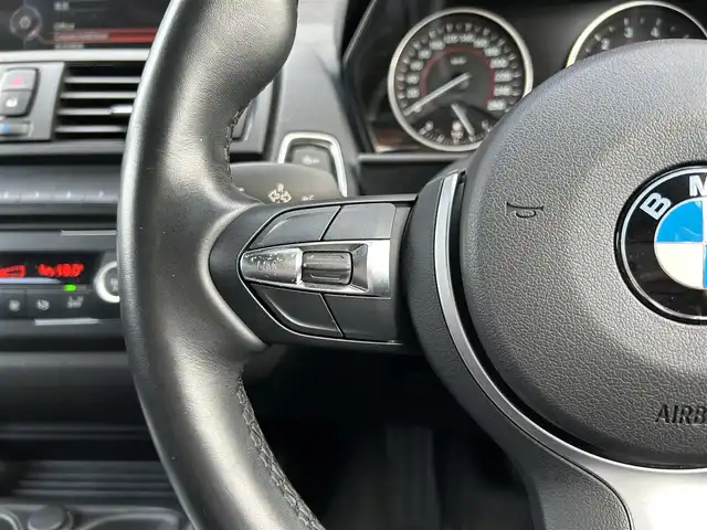 ＢＭＷ １１６ｉ Mスポーツ 宮崎県 2015(平27)年 6.4万km 黒 コネクテッドナビはBMWの３G通信サービス終了のため使用できません/・Bluetooth/・AUX/・CD/DVD/・AM/FM/HIDライト/・コーナーセンサー(後方のみ)/・オートライト/バックカメラ/プッシュスタート/スマートキー/ETC/取扱説明書/・保証書/アイドリングストップ