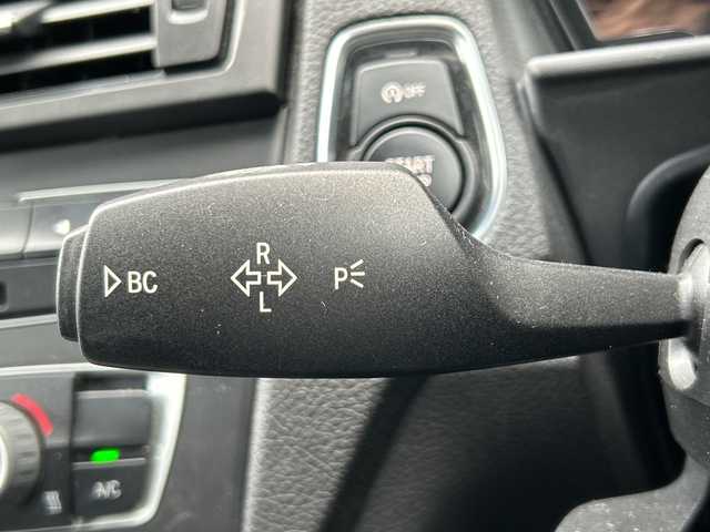 ＢＭＷ １１６ｉ Mスポーツ 宮崎県 2015(平27)年 6.4万km 黒 コネクテッドナビはBMWの３G通信サービス終了のため使用できません/・Bluetooth/・AUX/・CD/DVD/・AM/FM/HIDライト/・コーナーセンサー(後方のみ)/・オートライト/バックカメラ/プッシュスタート/スマートキー/ETC/取扱説明書/・保証書/アイドリングストップ