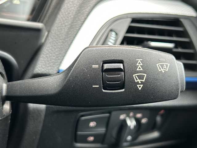 ＢＭＷ １１６ｉ Mスポーツ 宮崎県 2015(平27)年 6.4万km 黒 コネクテッドナビはBMWの３G通信サービス終了のため使用できません/・Bluetooth/・AUX/・CD/DVD/・AM/FM/HIDライト/・コーナーセンサー(後方のみ)/・オートライト/バックカメラ/プッシュスタート/スマートキー/ETC/取扱説明書/・保証書/アイドリングストップ