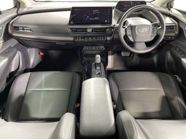 トヨタ プリウス Z 神奈川県 2023(令5)年 1.5万km アティチュードブラックマイカ モデリスタエアロ【フロント/サイド/リア】/TEIN車高調【純正サス有】/パノラマルーフ/純正１２．３型Ｄディスプレイオーディオ/純正前後ドライブレコーダー【DA連動】/純正ビルトインETC2.0【DA連動】/Tコネクトナビ　/フルセグ　Bluetooth　USB　Miracast/パノラミックビューモニター【バックカメラ洗浄機能】/トヨタチームメイト　/アドバンストＰ　/パワーバックドア/シンプルインテリジェントパーキングアシスト　/セーフティセンス/ブラインドスポットモニター/プリクラッシュセーフティ/緊急操舵支援/レーントレーシングアシスト/オートマチックハイビーム/パーキングサポートブレーキ/自動防眩ミラー/置くだけ充電/AC100V/レザーシート/前席シートヒーター＆ベンチレーション/運転席パワーシート＆ポジションメモリ/革巻きステアリング/ステアリングスイッチ/電動パーキングブレーキ/オートブレーキホールド/プッシュスタート/スマートキー/LEDヘッドランプ/純正リアスポイラー/純正19インチアルミホイール