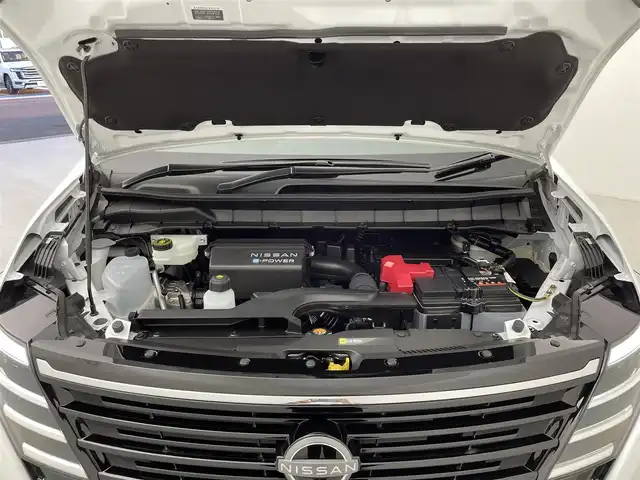 日産 セレナ e－パワー ハイウェイスター V 千葉県 2025(令7)年 0.1万km未満 プリズムホワイト 登録済未使用車/エマージェンシーブレーキ/・プロパイロット/・レーンキープアシスト/・車線逸脱警報システム/・ブラインドスポットモニター/・クリアランスソナー/純正12.3インチコネクティッドナビ/・USB/Bluetooth/フルセグTV/・アラウンドビューモニター/・ビルトインETC2.0/・インテリジェントルームミラー/両側電動ドア/革巻きステアリング/・ステアリングスイッチ/電子パーキング/・ブレーキホールド/ハーフレザーシート/左右独立エアコン/置くだけ充電/オートライト/・オートマチックハイビーム/・LEDヘッドライト/・LEDフォグランプ/純正16インチAW/電動格納ウインカーミラー/プッシュスタート/・スマートキー/・スペアキー/取扱説明書、新車時保証書