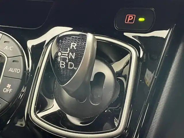 トヨタ ノア ハイブリッド Si ダブルバイビーⅡ 愛知県 2020(令2)年 4.2万km ホワイトパールクリスタルシャイン 純正９型ナビ　フルセグＴＶ　純正１２．１型後席モニター　シートヒーター　ハーフレザー　バックカメラ　ＥＴＣ　両側パワースライドドア　セーフティセンス　衝突軽減　コーナーセンサー　ＬＥＤライト　禁煙車