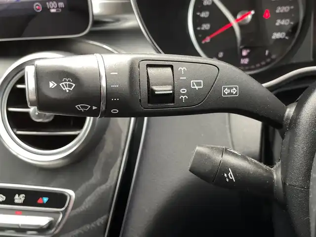 メルセデス・ベンツ Ｃ２２０ｄ ステーションワゴン アバンギャルドAMGライン 愛知県 2019(平31)年 9.2万km イリジウムシルバー /革シート//両席パワーシート（メモリー機能あり）//両席シートヒーター//純正１４AW付サマータイヤ//ステアリングスイッチ//純正メーカーナビ//フルセグ//AM/FM/BT/USB/SD//AppleCarPlay/Android Auto//バックカメラ//前後ドラレコ//オートリトラクタブルミラー//パドルシフト//レーンチェンジアシスト//ブラインドスポットモニタリング//道路標準アシスト//アクティブステリングアシスト//車高調整スイッチ//マルチコントロール//DYNAMIC SELECT//衝突軽減//ETC2.0//革巻きステアリング//パワーリアゲート//社外レーダー(SUPER CAT)//アナログ時計//アテンションアシスト//マルチファンクションディスプレイ//カメラ＆パーキング//トノカバー//ルーフレール//アイドリングストップ//プッシュスタート//スマートキー×１//取扱説明書・保証整備手帳・記録簿(H31/R1)あり
