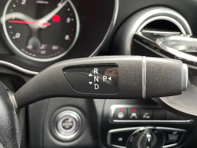 メルセデス・ベンツ Ｃ２２０ｄ ステーションワゴン アバンギャルドAMGライン 愛知県 2019(平31)年 9.2万km イリジウムシルバー /革シート//両席パワーシート（メモリー機能あり）//両席シートヒーター//純正１４AW付サマータイヤ//ステアリングスイッチ//純正メーカーナビ//フルセグ//AM/FM/BT/USB/SD//AppleCarPlay/Android Auto//バックカメラ//前後ドラレコ//オートリトラクタブルミラー//パドルシフト//レーンチェンジアシスト//ブラインドスポットモニタリング//道路標準アシスト//アクティブステリングアシスト//車高調整スイッチ//マルチコントロール//DYNAMIC SELECT//衝突軽減//ETC2.0//革巻きステアリング//パワーリアゲート//社外レーダー(SUPER CAT)//アナログ時計//アテンションアシスト//マルチファンクションディスプレイ//カメラ＆パーキング//トノカバー//ルーフレール//アイドリングストップ//プッシュスタート//スマートキー×１//取扱説明書・保証整備手帳・記録簿(H31/R1)あり