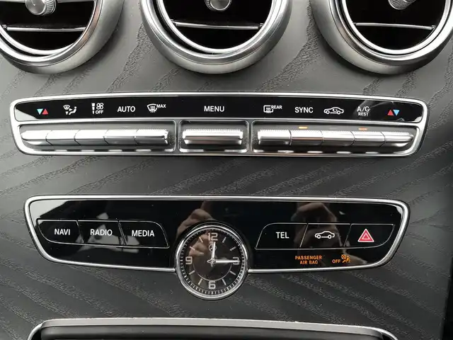 メルセデス・ベンツ Ｃ２２０ｄ ステーションワゴン アバンギャルドAMGライン 愛知県 2019(平31)年 9.2万km イリジウムシルバー /革シート//両席パワーシート（メモリー機能あり）//両席シートヒーター//純正１４AW付サマータイヤ//ステアリングスイッチ//純正メーカーナビ//フルセグ//AM/FM/BT/USB/SD//AppleCarPlay/Android Auto//バックカメラ//前後ドラレコ//オートリトラクタブルミラー//パドルシフト//レーンチェンジアシスト//ブラインドスポットモニタリング//道路標準アシスト//アクティブステリングアシスト//車高調整スイッチ//マルチコントロール//DYNAMIC SELECT//衝突軽減//ETC2.0//革巻きステアリング//パワーリアゲート//社外レーダー(SUPER CAT)//アナログ時計//アテンションアシスト//マルチファンクションディスプレイ//カメラ＆パーキング//トノカバー//ルーフレール//アイドリングストップ//プッシュスタート//スマートキー×１//取扱説明書・保証整備手帳・記録簿(H31/R1)あり