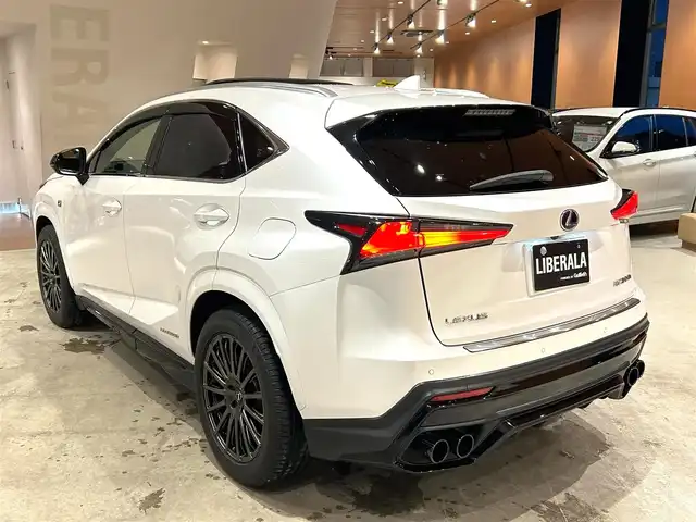 レクサス ＮＸ 300h Fスポーツ 道央・札幌 2019(平31)年 2.4万km ソニッククォーツ TRDエアロ＋マフラー/TRD19インチ鍛造AW/ムーンルーフ/ヘッドアップディスプレイ/マークレビンソンプレミアムサラウンド/パノラミックビューモニター/パーキングサポートブレーキ/アクセサリーコンセントAC100V/1500W/ブラインドスポットモニター＋RCTA/三眼フルLEDヘッドランプ＋AHS/ 　＋寒冷地仕様/おくだけ充電/ルーフレール/後席6：4分割電動リクライニング/オーナメントパネル本アルミ名栗調仕上げ