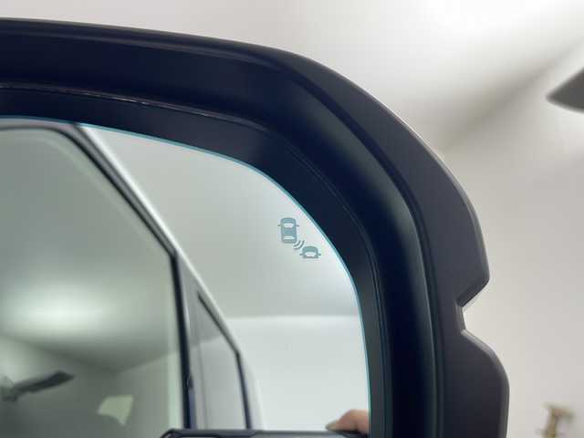 ホンダ ステップワゴン スパーダ eHEV 岐阜県 2025(令7)年 0.1千km プラチナホワイトパール 登録済み未使用車/純正11.4インチナビゲーション【LXM-247VFLi】/AppleCarplay /Android Auto/Bluetooth /CD DVD/フルセグテレビ/AM FM/SD/USB/革巻きステアリング/ステアリングリモコン/パドルシフト/メモリー機能付きパワーバックドア/ハーフレザーシート/シートヒーター(D/N席)/ ２列目シートオットマン/全列USBチャージャー付/両側パワースライドドア/LEDヘッドライト/ヘッドライトレベライザー/オートハイビーム/アダプティブドライビングビーム/スマートキー/プッシュスタート/スペアキー有/ホンダセンシング/先行車発進お知らせ機能/歩行者事故低減ステアリング/路外逸脱抑制機能/標識認識機能/渋滞追従機能付アダプティブクルーズコントロール（ACC）/車線維持支援システム（LKAS）/トラフィックジャムアシスト（渋滞運転支援機能）/ブラインドスポットインフォメーション/誤発進抑制機能/後方誤発進抑制機能/近距離衝突軽減ブレーキ/アクセル抑制機能/パーキングセンサーシステム/後退出庫サポート/減速セレクター