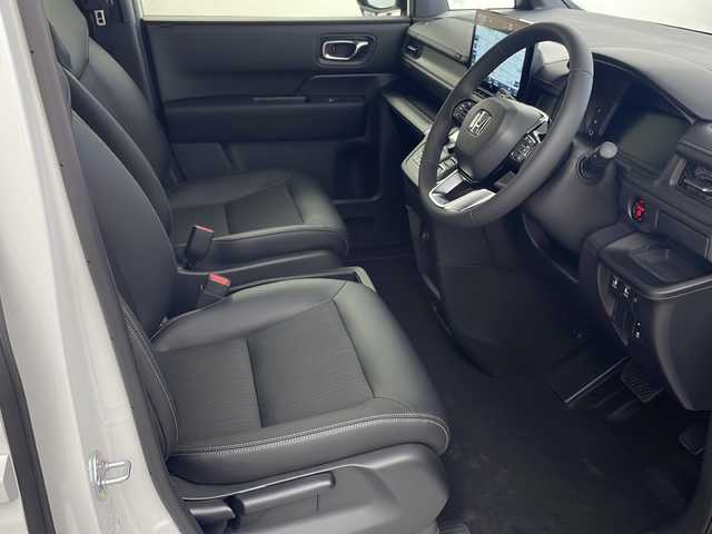 ホンダ ステップワゴン スパーダ eHEV 岐阜県 2025(令7)年 0.1千km プラチナホワイトパール 登録済み未使用車/純正11.4インチナビゲーション【LXM-247VFLi】/AppleCarplay /Android Auto/Bluetooth /CD DVD/フルセグテレビ/AM FM/SD/USB/革巻きステアリング/ステアリングリモコン/パドルシフト/メモリー機能付きパワーバックドア/ハーフレザーシート/シートヒーター(D/N席)/ ２列目シートオットマン/全列USBチャージャー付/両側パワースライドドア/LEDヘッドライト/ヘッドライトレベライザー/オートハイビーム/アダプティブドライビングビーム/スマートキー/プッシュスタート/スペアキー有/ホンダセンシング/先行車発進お知らせ機能/歩行者事故低減ステアリング/路外逸脱抑制機能/標識認識機能/渋滞追従機能付アダプティブクルーズコントロール（ACC）/車線維持支援システム（LKAS）/トラフィックジャムアシスト（渋滞運転支援機能）/ブラインドスポットインフォメーション/誤発進抑制機能/後方誤発進抑制機能/近距離衝突軽減ブレーキ/アクセル抑制機能/パーキングセンサーシステム/後退出庫サポート/減速セレクター