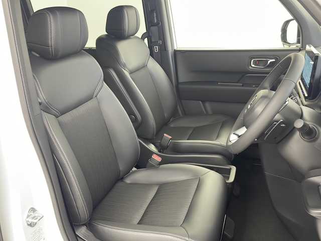 ホンダ ステップワゴン スパーダ eHEV 岐阜県 2025(令7)年 0.1千km プラチナホワイトパール 登録済み未使用車/純正11.4インチナビゲーション【LXM-247VFLi】/AppleCarplay /Android Auto/Bluetooth /CD DVD/フルセグテレビ/AM FM/SD/USB/革巻きステアリング/ステアリングリモコン/パドルシフト/メモリー機能付きパワーバックドア/ハーフレザーシート/シートヒーター(D/N席)/ ２列目シートオットマン/全列USBチャージャー付/両側パワースライドドア/LEDヘッドライト/ヘッドライトレベライザー/オートハイビーム/アダプティブドライビングビーム/スマートキー/プッシュスタート/スペアキー有/ホンダセンシング/先行車発進お知らせ機能/歩行者事故低減ステアリング/路外逸脱抑制機能/標識認識機能/渋滞追従機能付アダプティブクルーズコントロール（ACC）/車線維持支援システム（LKAS）/トラフィックジャムアシスト（渋滞運転支援機能）/ブラインドスポットインフォメーション/誤発進抑制機能/後方誤発進抑制機能/近距離衝突軽減ブレーキ/アクセル抑制機能/パーキングセンサーシステム/後退出庫サポート/減速セレクター