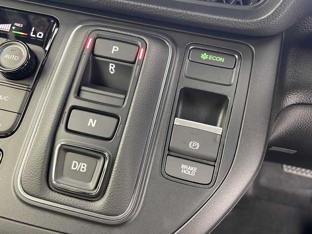 ホンダ ステップワゴン スパーダ eHEV 岐阜県 2025(令7)年 0.1千km プラチナホワイトパール 登録済み未使用車/純正11.4インチナビゲーション【LXM-247VFLi】/AppleCarplay /Android Auto/Bluetooth /CD DVD/フルセグテレビ/AM FM/SD/USB/革巻きステアリング/ステアリングリモコン/パドルシフト/メモリー機能付きパワーバックドア/ハーフレザーシート/シートヒーター(D/N席)/ ２列目シートオットマン/全列USBチャージャー付/両側パワースライドドア/LEDヘッドライト/ヘッドライトレベライザー/オートハイビーム/アダプティブドライビングビーム/スマートキー/プッシュスタート/スペアキー有/ホンダセンシング/先行車発進お知らせ機能/歩行者事故低減ステアリング/路外逸脱抑制機能/標識認識機能/渋滞追従機能付アダプティブクルーズコントロール（ACC）/車線維持支援システム（LKAS）/トラフィックジャムアシスト（渋滞運転支援機能）/ブラインドスポットインフォメーション/誤発進抑制機能/後方誤発進抑制機能/近距離衝突軽減ブレーキ/アクセル抑制機能/パーキングセンサーシステム/後退出庫サポート/減速セレクター