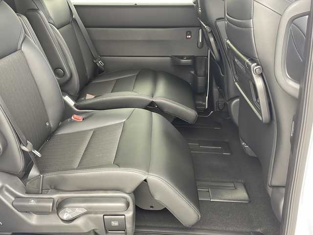 ホンダ ステップワゴン スパーダ eHEV 岐阜県 2025(令7)年 0.1千km プラチナホワイトパール 登録済み未使用車/純正11.4インチナビゲーション【LXM-247VFLi】/AppleCarplay /Android Auto/Bluetooth /CD DVD/フルセグテレビ/AM FM/SD/USB/革巻きステアリング/ステアリングリモコン/パドルシフト/メモリー機能付きパワーバックドア/ハーフレザーシート/シートヒーター(D/N席)/ ２列目シートオットマン/全列USBチャージャー付/両側パワースライドドア/LEDヘッドライト/ヘッドライトレベライザー/オートハイビーム/アダプティブドライビングビーム/スマートキー/プッシュスタート/スペアキー有/ホンダセンシング/先行車発進お知らせ機能/歩行者事故低減ステアリング/路外逸脱抑制機能/標識認識機能/渋滞追従機能付アダプティブクルーズコントロール（ACC）/車線維持支援システム（LKAS）/トラフィックジャムアシスト（渋滞運転支援機能）/ブラインドスポットインフォメーション/誤発進抑制機能/後方誤発進抑制機能/近距離衝突軽減ブレーキ/アクセル抑制機能/パーキングセンサーシステム/後退出庫サポート/減速セレクター