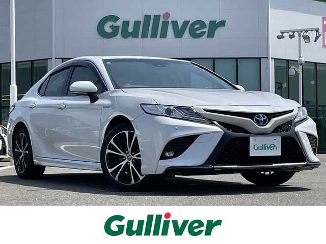 トヨタ カムリ WSレザーパッケージ 佐賀県 2019(令1)年 6.9万km プラチナホワイトパールマイカ 黒革シート/純正8インチSDナビ/・フルセグTV/CD/DVD/BD/SD/USB/Bluetooth/バックカメラ/前方ドライブレコーダー/ビルトインETC2.0/ヘッドアップディスプレイ/電子パーキングブレーキ/AUTO HOLD機能/D＋N席パワーシート/シートヒーター/ISOFIX対応/パドルシフト/革巻きステアリング/ステアリングリモコン/純正18インチアルミホイール/純正LEDヘッドライト/純正LEDフォグライト/純正フロアマット/トヨタセーフティセンス/・レーダークルーズコントロール/・プリクラッシュセーフティ/・レーンディパーチャーアラート/・ブラインドスポットモニター/・クリアランスソナー/・リヤクロストラフィックアラート/・タイヤ空気圧警報システム
