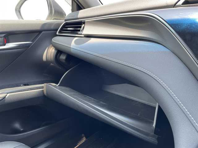 トヨタ カムリ WSレザーパッケージ 佐賀県 2019(令1)年 6.9万km プラチナホワイトパールマイカ 黒革シート/純正8インチSDナビ/・フルセグTV/CD/DVD/BD/SD/USB/Bluetooth/バックカメラ/前方ドライブレコーダー/ビルトインETC2.0/ヘッドアップディスプレイ/電子パーキングブレーキ/AUTO HOLD機能/D＋N席パワーシート/シートヒーター/ISOFIX対応/パドルシフト/革巻きステアリング/ステアリングリモコン/純正18インチアルミホイール/純正LEDヘッドライト/純正LEDフォグライト/純正フロアマット/トヨタセーフティセンス/・レーダークルーズコントロール/・プリクラッシュセーフティ/・レーンディパーチャーアラート/・ブラインドスポットモニター/・クリアランスソナー/・リヤクロストラフィックアラート/・タイヤ空気圧警報システム