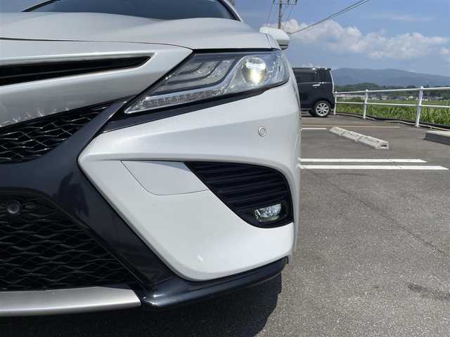 トヨタ カムリ WSレザーパッケージ 佐賀県 2019(令1)年 6.9万km プラチナホワイトパールマイカ 黒革シート/純正8インチSDナビ/・フルセグTV/CD/DVD/BD/SD/USB/Bluetooth/バックカメラ/前方ドライブレコーダー/ビルトインETC2.0/ヘッドアップディスプレイ/電子パーキングブレーキ/AUTO HOLD機能/D＋N席パワーシート/シートヒーター/ISOFIX対応/パドルシフト/革巻きステアリング/ステアリングリモコン/純正18インチアルミホイール/純正LEDヘッドライト/純正LEDフォグライト/純正フロアマット/トヨタセーフティセンス/・レーダークルーズコントロール/・プリクラッシュセーフティ/・レーンディパーチャーアラート/・ブラインドスポットモニター/・クリアランスソナー/・リヤクロストラフィックアラート/・タイヤ空気圧警報システム