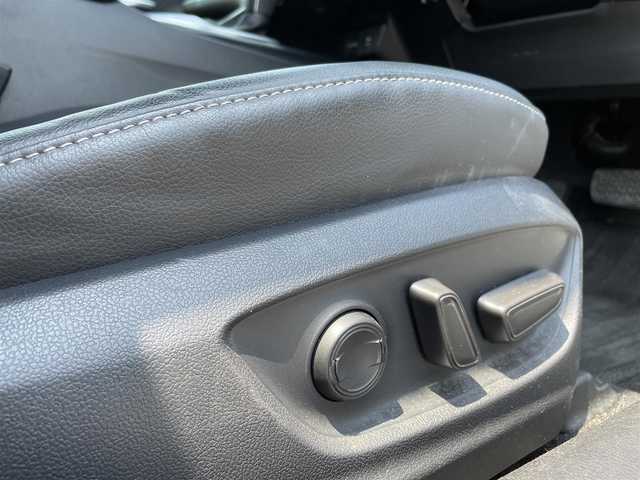 トヨタ カムリ WSレザーパッケージ 佐賀県 2019(令1)年 6.9万km プラチナホワイトパールマイカ 黒革シート/純正8インチSDナビ/・フルセグTV/CD/DVD/BD/SD/USB/Bluetooth/バックカメラ/前方ドライブレコーダー/ビルトインETC2.0/ヘッドアップディスプレイ/電子パーキングブレーキ/AUTO HOLD機能/D＋N席パワーシート/シートヒーター/ISOFIX対応/パドルシフト/革巻きステアリング/ステアリングリモコン/純正18インチアルミホイール/純正LEDヘッドライト/純正LEDフォグライト/純正フロアマット/トヨタセーフティセンス/・レーダークルーズコントロール/・プリクラッシュセーフティ/・レーンディパーチャーアラート/・ブラインドスポットモニター/・クリアランスソナー/・リヤクロストラフィックアラート/・タイヤ空気圧警報システム