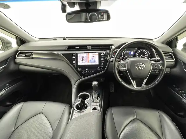 トヨタ カムリ WSレザーパッケージ 熊本県 2019(令1)年 6.9万km プラチナホワイトパールマイカ 黒革シート/純正8インチSDナビ/・フルセグTV/CD/DVD/BD/SD/USB/Bluetooth/バックカメラ/前方ドライブレコーダー/ビルトインETC2.0/ヘッドアップディスプレイ/電子パーキングブレーキ/AUTO HOLD機能/D＋N席パワーシート/シートヒーター/ISOFIX対応/パドルシフト/革巻きステアリング/ステアリングリモコン/純正18インチアルミホイール/純正LEDヘッドライト/純正LEDフォグライト/純正フロアマット/トヨタセーフティセンス/・レーダークルーズコントロール/・プリクラッシュセーフティ/・レーンディパーチャーアラート/・ブラインドスポットモニター/・クリアランスソナー/・リヤクロストラフィックアラート/・タイヤ空気圧警報システム/スマートキー/プッシュスタート/スペアキー1本/取扱説明書