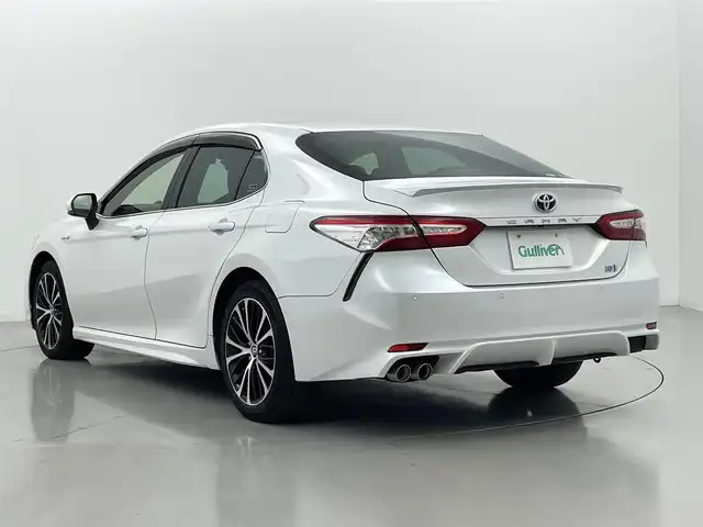 トヨタ カムリ WSレザーパッケージ 熊本県 2019(令1)年 6.9万km プラチナホワイトパールマイカ 黒革シート/純正8インチSDナビ/・フルセグTV/CD/DVD/BD/SD/USB/Bluetooth/バックカメラ/前方ドライブレコーダー/ビルトインETC2.0/ヘッドアップディスプレイ/電子パーキングブレーキ/AUTO HOLD機能/D＋N席パワーシート/シートヒーター/ISOFIX対応/パドルシフト/革巻きステアリング/ステアリングリモコン/純正18インチアルミホイール/純正LEDヘッドライト/純正LEDフォグライト/純正フロアマット/トヨタセーフティセンス/・レーダークルーズコントロール/・プリクラッシュセーフティ/・レーンディパーチャーアラート/・ブラインドスポットモニター/・クリアランスソナー/・リヤクロストラフィックアラート/・タイヤ空気圧警報システム/スマートキー/プッシュスタート/スペアキー1本/取扱説明書