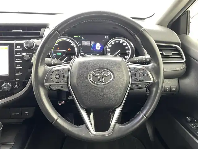 トヨタ カムリ WSレザーパッケージ 熊本県 2019(令1)年 6.9万km プラチナホワイトパールマイカ 黒革シート/純正8インチSDナビ/・フルセグTV/CD/DVD/BD/SD/USB/Bluetooth/バックカメラ/前方ドライブレコーダー/ビルトインETC2.0/ヘッドアップディスプレイ/電子パーキングブレーキ/AUTO HOLD機能/D＋N席パワーシート/シートヒーター/ISOFIX対応/パドルシフト/革巻きステアリング/ステアリングリモコン/純正18インチアルミホイール/純正LEDヘッドライト/純正LEDフォグライト/純正フロアマット/トヨタセーフティセンス/・レーダークルーズコントロール/・プリクラッシュセーフティ/・レーンディパーチャーアラート/・ブラインドスポットモニター/・クリアランスソナー/・リヤクロストラフィックアラート/・タイヤ空気圧警報システム/スマートキー/プッシュスタート/スペアキー1本/取扱説明書