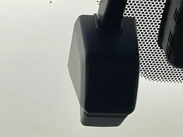 トヨタ カムリ WSレザーパッケージ 熊本県 2019(令1)年 6.9万km プラチナホワイトパールマイカ 黒革シート/純正8インチSDナビ/・フルセグTV/CD/DVD/BD/SD/USB/Bluetooth/バックカメラ/前方ドライブレコーダー/ビルトインETC2.0/ヘッドアップディスプレイ/電子パーキングブレーキ/AUTO HOLD機能/D＋N席パワーシート/シートヒーター/ISOFIX対応/パドルシフト/革巻きステアリング/ステアリングリモコン/純正18インチアルミホイール/純正LEDヘッドライト/純正LEDフォグライト/純正フロアマット/トヨタセーフティセンス/・レーダークルーズコントロール/・プリクラッシュセーフティ/・レーンディパーチャーアラート/・ブラインドスポットモニター/・クリアランスソナー/・リヤクロストラフィックアラート/・タイヤ空気圧警報システム/スマートキー/プッシュスタート/スペアキー1本/取扱説明書